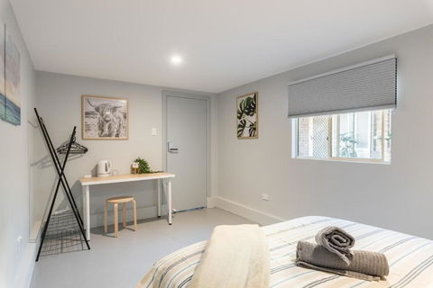 Detached Double Room - Seconds To Transport - Close To China Town - Shared Bathroom - Accommodation Guide 1