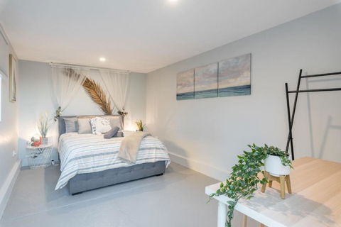 Detached Double Room - Seconds To Transport - Close To China Town - Shared Bathroom - Accommodation Guide 2