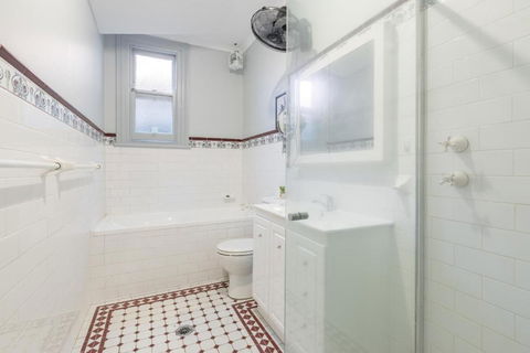 Detached Double Room - Seconds To Transport - Close To China Town - Shared Bathroom - Accommodation Guide 3
