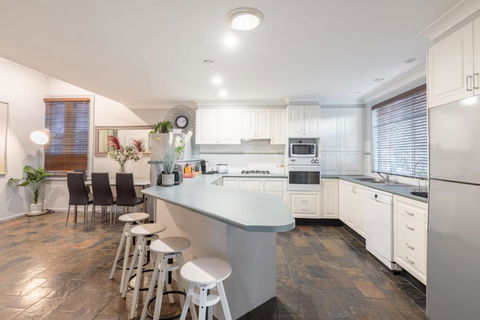 Detached Double Room - Seconds To Transport - Close To China Town - Shared Bathroom - Accommodation Guide 4