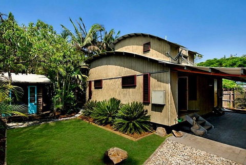 2b Manfred St - The Wave House - Accommodation Guide 1