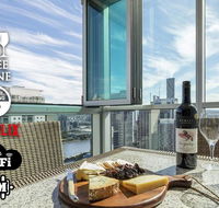 2BR EPIC VIEWS  CBD  2 Cars  Pool Wine Gym Netflix - Accommodation Asia