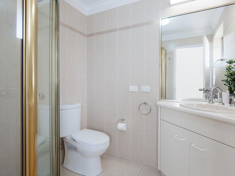 3 'Pelican Sands', 83 Soldiers Point Rd - Stunning Waterfront Unit With Magical Water Views & Air Conditioning - Accommodation Asia 2