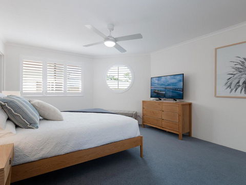 3 'Pelican Sands', 83 Soldiers Point Rd - Stunning Waterfront Unit With Magical Water Views & Air Conditioning - Accommodation Asia 1
