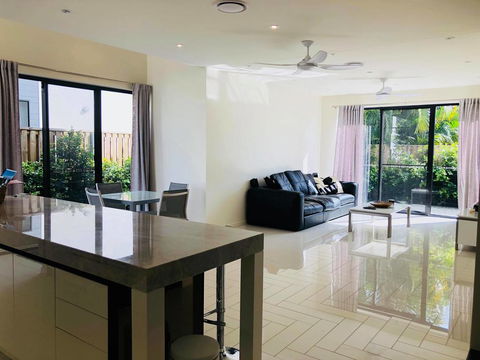 3 Bedroom Executive Luxury Beachside Townhouse - Accommodation China 0