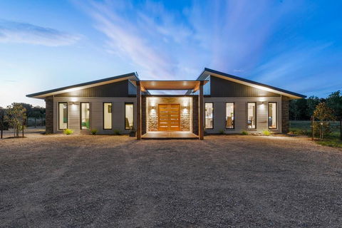 3 WISE MONKEYS, MANSFIELD - Accommodation Asia 0