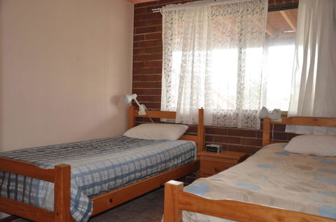 31 Bombala Crescent - Two Storey Home With Covered Outdoor Deck, Fully Fenced Backyard. Pet Friendly - Accommodation Asia 1