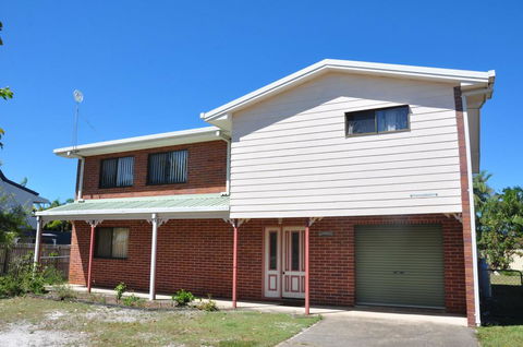 31 Bombala Crescent - Two Storey Home With Covered Outdoor Deck, Fully Fenced Backyard. Pet Friendly - Accommodation Asia 3