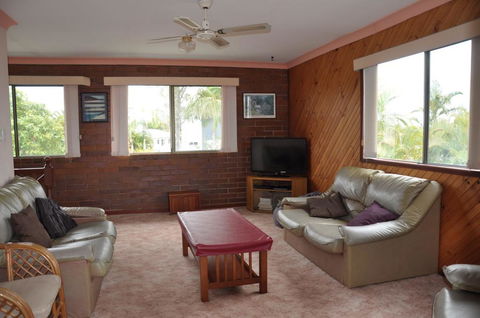 31 Bombala Crescent - Two Storey Home With Covered Outdoor Deck, Fully Fenced Backyard. Pet Friendly - Accommodation Asia 2