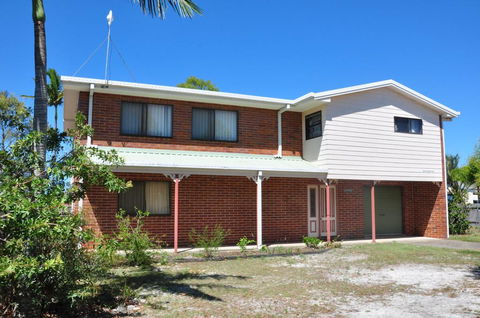 31 Bombala Crescent - Two Storey Home With Covered Outdoor Deck, Fully Fenced Backyard. Pet Friendly - Accommodation Asia 0