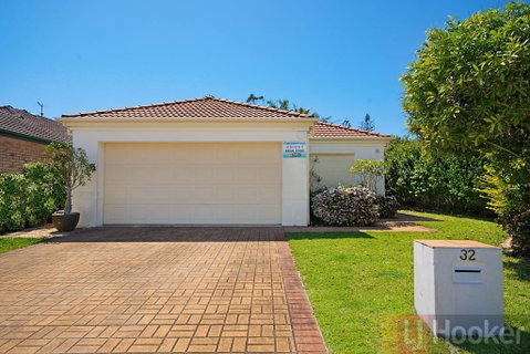 32 Beachside - Accommodation Guide 0