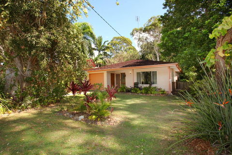 35 Santa Monica Avenue Coolum Beach, Pet Friendly, Linen Included - Accommodation Asia 0