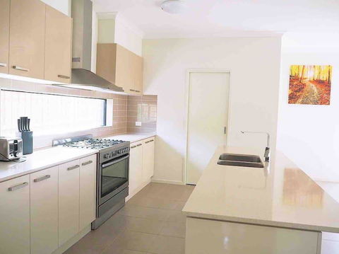 4 Bed 2 And A Half Bath Luxury Villa In Point Cook - Accommodation Asia 2