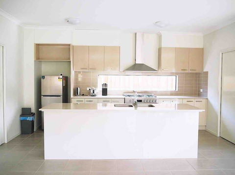 4 Bed 2 And A Half Bath Luxury Villa In Point Cook - Accommodation Asia 1
