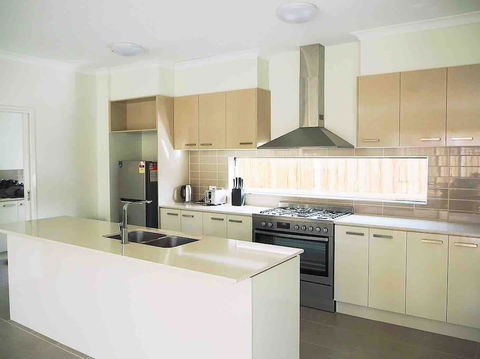 4 Bed 2 And A Half Bath Luxury Villa In Point Cook - Accommodation Asia 3