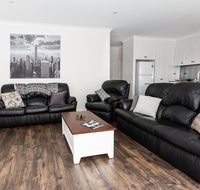 4 Bedroom Inner City Townhouse - SLEEPS 9  - Accommodation Asia