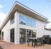 4 king or 8 single beds WiFi Netflix pet friendly - Accommodation Asia