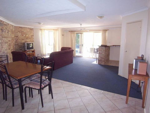 4/84 Lawson Street - Beach Haven 4 - Accommodation Guide 3