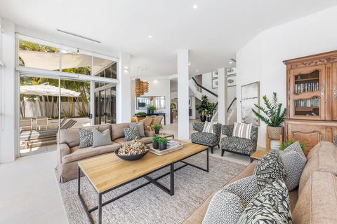 42 Noosa Parade - Accommodation Asia 1