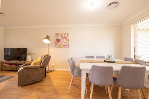 42 Rosemary Lane - Central Orange - Spacious Family Home - Quiet Lane - Accommodation Asia 3