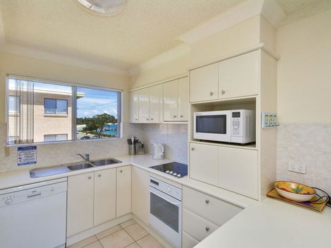 6 'SHOAL TOWERS', 11 SHOAL BAY RD - STUNNING WATER VIEWS & PERFECT LOCATION - Accommodation Asia 2