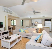 6 Orania Court - Rainbow Shores Absolutely gorgeous beach side property within 200 metres walk to the beach - Accommodation Asia