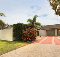 6 Petrie Ave Marcoola Pet Friendly Linen supplied - Accommodation Asia
