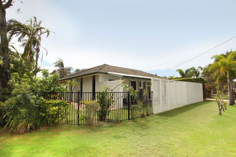 6 Petrie Ave, Marcoola, Pet Friendly, Linen Supplied - Accommodation Guide 2