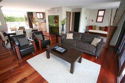 6/21-25 Fletcher Street - A Seventh Heaven - Accommodation Guide 1