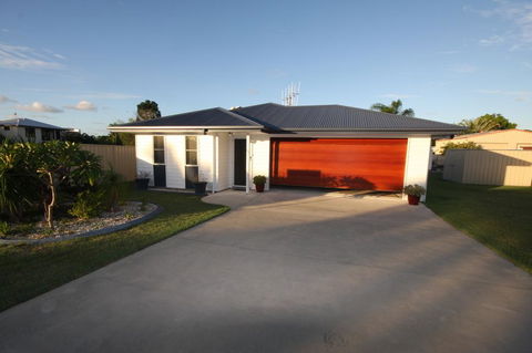 62 Tingira Close - Modern Lowset Home With Swimming Pool, Outdoor Area, Ample Parking. Pet Friendly - Accommodation Asia 1