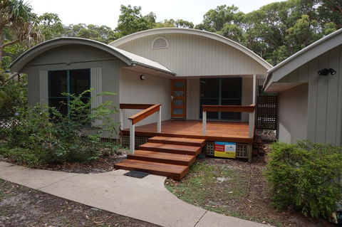 7 Belle Court - Rainbow Shores, Huge Beach House, Ducted Air Con, Pets Welcome - Accommodation Asia 0