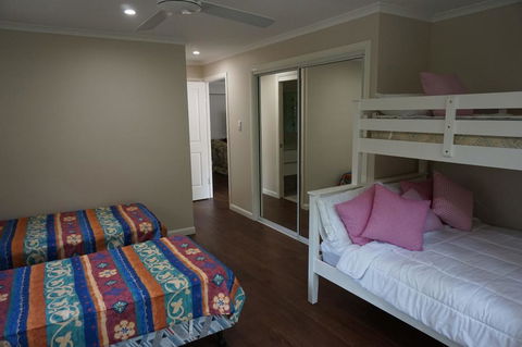 7 Belle Court - Rainbow Shores, Huge Beach House, Ducted Air Con, Pets Welcome - Accommodation Asia 1