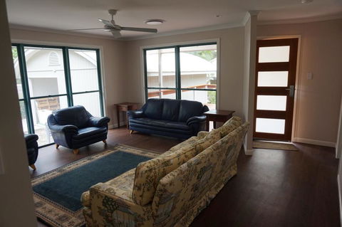 7 Belle Court - Rainbow Shores, Huge Beach House, Ducted Air Con, Pets Welcome - Accommodation Asia 2