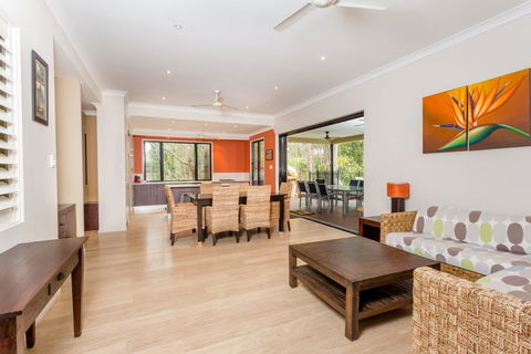 8 Ibis Court - Rainbow Shores, Swimming Pool, Walk To Beach, Executive Beach House - Accommodation Asia 1