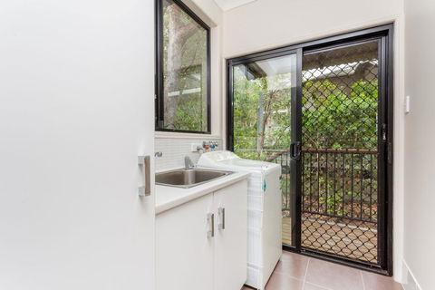 8 Ibis Court - Rainbow Shores, Swimming Pool, Walk To Beach, Executive Beach House - Accommodation Asia 2