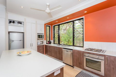 8 Ibis Court - Rainbow Shores, Swimming Pool, Walk To Beach, Executive Beach House - Accommodation Asia 3