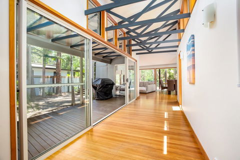 8 Satinwood Drive - Rainbow Shores, Architecturally Designed, Pool, Walk To Beach - Accommodation Asia 1