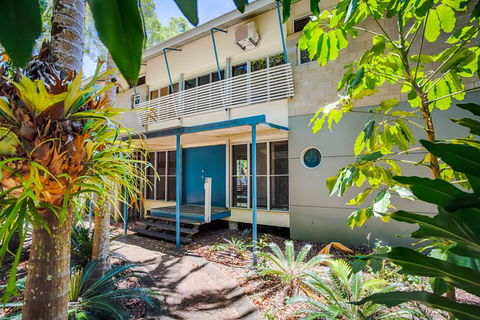 8 Satinwood Drive - Rainbow Shores, Architecturally Designed, Pool, Walk To Beach - Accommodation Asia 3
