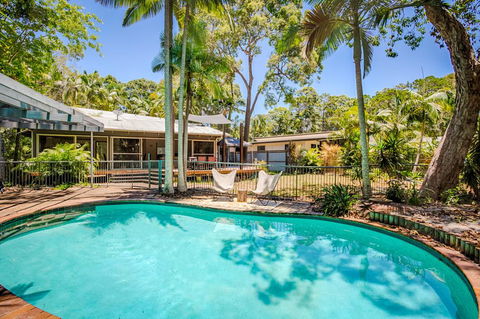8 Satinwood Drive - Rainbow Shores, Architecturally Designed, Pool, Walk To Beach - Accommodation Asia 0