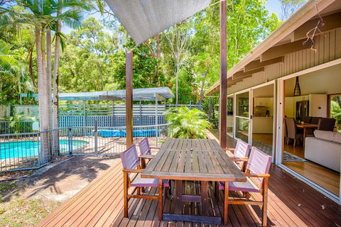 8 Satinwood Drive - Rainbow Shores, Architecturally Designed, Pool, Walk To Beach - Accommodation Asia 2