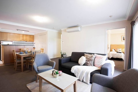 A Comfy 2BR Home, Top Location, FREE Parking - Accommodation Asia 1
