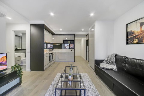 A Modern 2BR Apt, 5-min Walk To Melbourne Central - Accommodation Asia 0