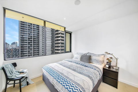 A Stylish 2BR CBD Apt With Beautiful City Views - Accommodation Guide 3
