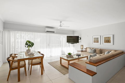 Absolute Beachfront Apt. In Alamanda Beachfront Resort (14) - Accommodation China 2