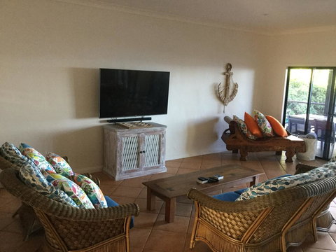 ABSOLUTE BEACHFRONT BLISS @ NEWELL BEACH - Accommodation Asia 3