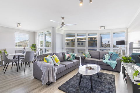 Absolute Beachfront Penthouse, Castaways Beach - Accommodation Asia 0