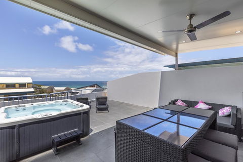 Absolute Beachfront Penthouse, Castaways Beach - Accommodation Asia 1