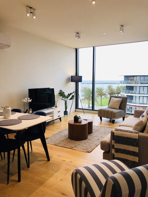 Absolute Waterfront Apt 319 Lighthouse - Accommodation Asia 3