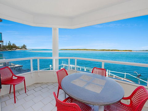 Absolute Waterfront On The Pumicestone Passage - Accommodation Asia 2