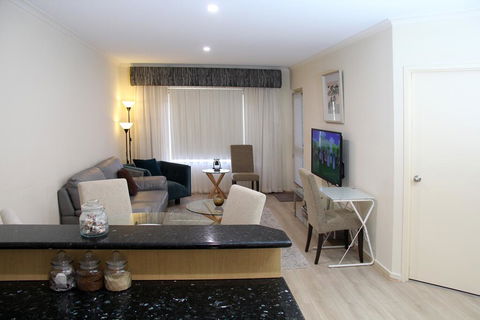 ADELAIDE CBD APARTMENT - 3BR, 2BATH & CARPARK - Accommodation Asia 0